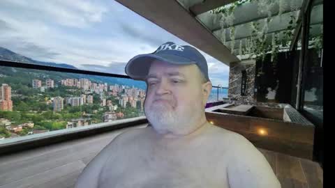 Snapshot of bear4muscle chatting on 10.19.25 Dookie online show from 10.19.25