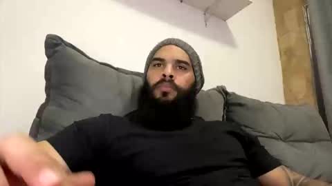 Snapshot of beardmax chatting on 12.21.25 Min online show from 12.21.25