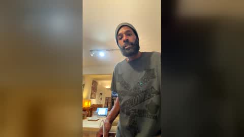 Snapshot of bearmeat4you chatting on 12.17.25 bearmeat4you online show from 12.17.25