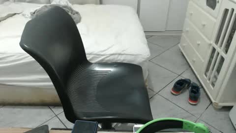 Snapshot of beastbearmg chatting on 10.07.25 beastbearmg online show from 10.07.25