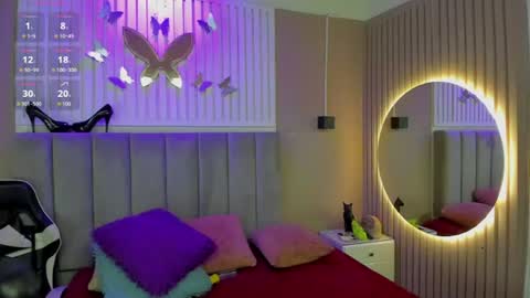 Snapshot of beauty_milf4 chatting on 07.15.26 Chantall online show from 07.15.26