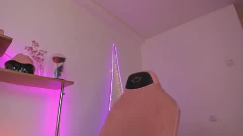 Snapshot of beautyeliise chatting on 02.24.25 Eliise online show from 02.24.25