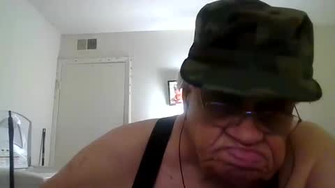 Snapshot of beautytomyeyes chatting on 12.31.24 beautytomyeyes online show from 12.31.24