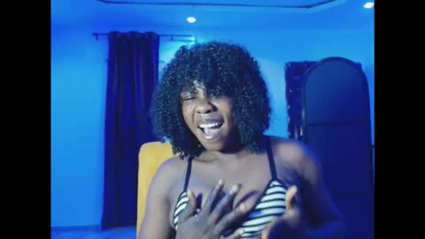 Snapshot of bee_baby1 chatting on 11.06.25 bee_baby1 online show from 11.06.25