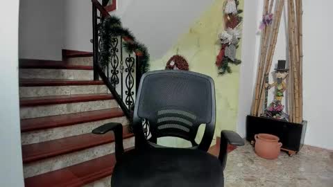 independent model online show from 12.18.25