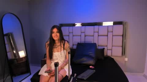 Snapshot of belanny_ chatting on 05.17.26 Bella online show from 05.17.26