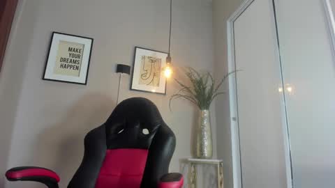 Snapshot of belinda_hills chatting on 12.28.24 belinda online show from 12.28.24