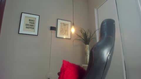 Snapshot of belinda_hills chatting on 12.30.24 belinda online show from 12.30.24