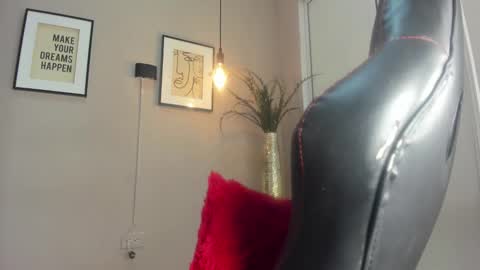 Snapshot of belinda_hills chatting on 12.30.24 belinda online show from 12.30.24