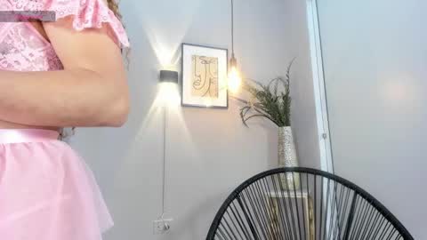 Snapshot of belinda_hills chatting on 01.25.25 belinda online show from 01.25.25