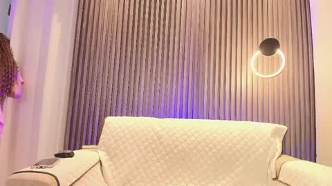 Snapshot of belinda_hills chatting on 02.13.25 belinda online show from 02.13.25