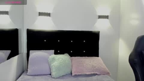 Snapshot of belinda_ws chatting on 09.30.25 Bella online show from 09.30.25