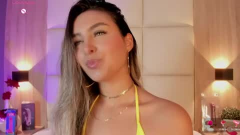 Snapshot of bella1207 chatting on 06.17.26 Bella cam online show from 06.17.26