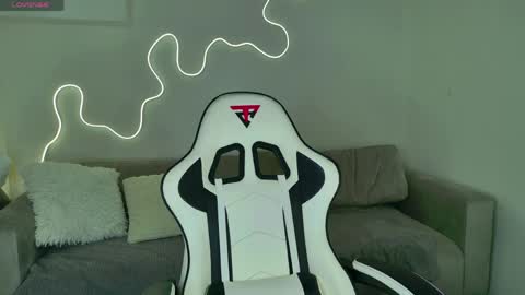 Hi I am Bella online show from 03.30.26