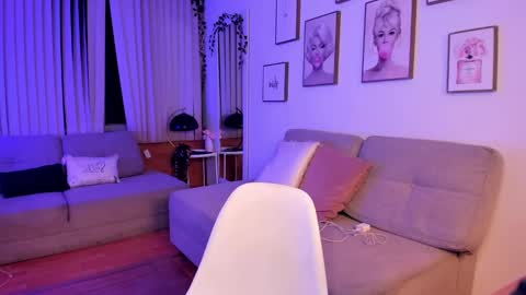 Snapshot of bella_es chatting on 09.10.25 Onlyfans isa bella 23 online show from 09.10.25