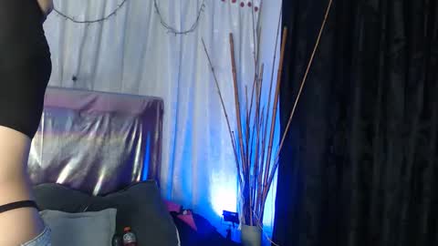 Snapshot of bella_lr chatting on 09.21.25 Valentina online show from 09.21.25