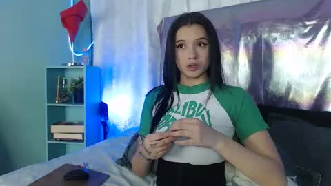 Snapshot of bella_lr chatting on 10.02.25 Valentina online show from 10.02.25