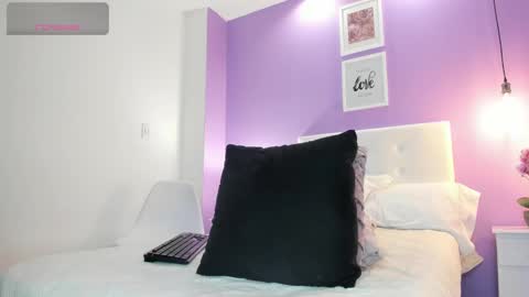 Bella Ponce  online show from 01.11.25