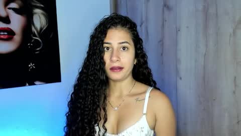 Bella Ponce  online show from 10.08.25