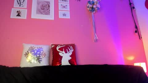 Bella Ponce  online show from 11.25.25