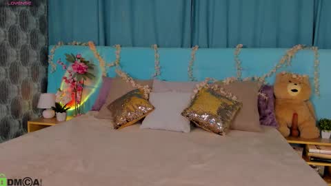 Snapshot of bella_stewartt chatting on 10.27.25 Bella online show from 10.27.25