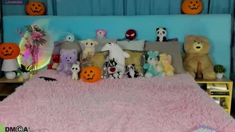 Snapshot of bella_stewartt chatting on 10.28.25 Bella online show from 10.28.25