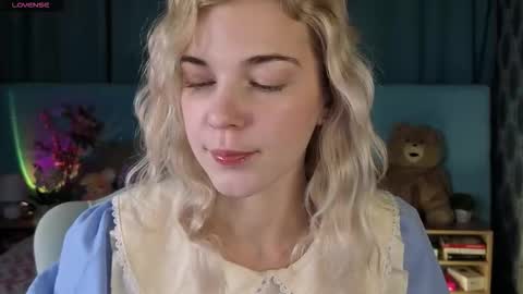 Snapshot of bella_stewartt chatting on 11.10.25 Bella online show from 11.10.25