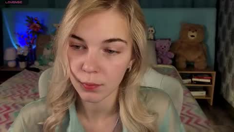 Snapshot of bella_stewartt chatting on 11.17.25 Bella online show from 11.17.25