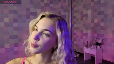 Snapshot of bella_stewartt chatting on 11.19.25 Bella online show from 11.19.25