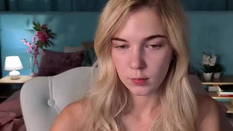 Snapshot of bella_stewartt chatting on 11.30.25 Bella online show from 11.30.25