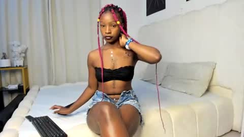 Snapshot of bella_thequeen chatting on 07.16.26 Bella sweetpea online show from 07.16.26