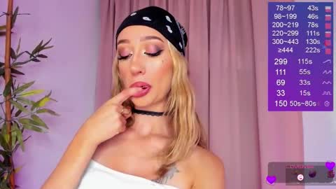 Snapshot of bella_white19 chatting on 09.25.25 Bella White online show from 09.25.25