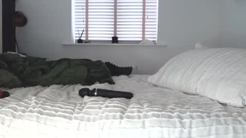 Snapshot of bellablackuk chatting on 12.15.25 Bella Black online show from 12.15.25