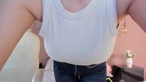 Snapshot of bellaclaiir chatting on 02.08.25 Bella Clair online show from 02.08.25