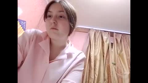 Snapshot of bellahadid8 chatting on 11.20.25 Charming Hamster online show from 11.20.25