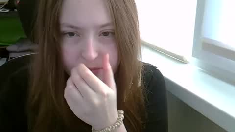 Snapshot of bellahadid8 chatting on 11.23.25 Charming Hamster online show from 11.23.25