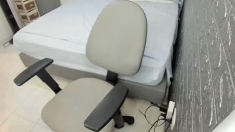 Snapshot of bellaprettty chatting on 12.18.24 Bella  Angelycal online show from 12.18.24