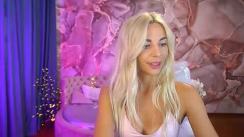 Snapshot of bellarayyy chatting on 09.21.25 Bella online show from 09.21.25