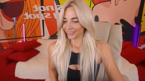 Snapshot of bellarayyy chatting on 10.23.25 Bella online show from 10.23.25