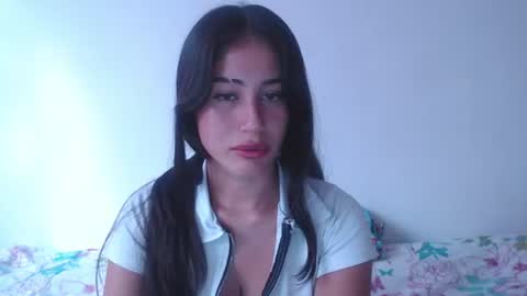 Snapshot of bellaroses__ chatting on 07.21.26 Bella online show from 07.21.26