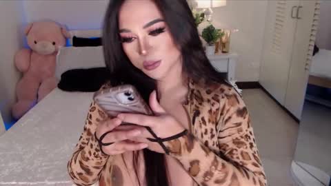 Snapshot of bellaswildcummer chatting on 01.06.25 BELLA JONES online show from 01.06.25