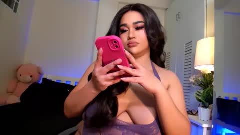 Snapshot of bellaswildcummer chatting on 10.18.25 BELLA JONES online show from 10.18.25