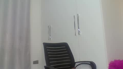 Snapshot of berryl8 chatting on 11.15.25 berryl online show from 11.15.25