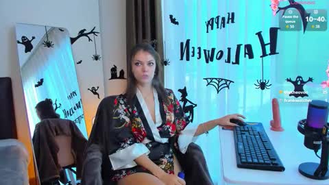 Snapshot of best_alice chatting on 10.26.25 Alice online show from 10.26.25