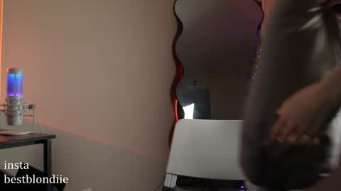 Snapshot of bestblondiiecb chatting on 01.10.25 Chloe Next stream on Friday online show from 01.10.25