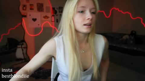 Snapshot of bestblondiiecb chatting on 01.20.25 Chloe Next stream on Friday online show from 01.20.25