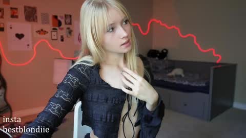 Snapshot of bestblondiiecb chatting on 01.25.25 Chloe Next stream on Friday online show from 01.25.25