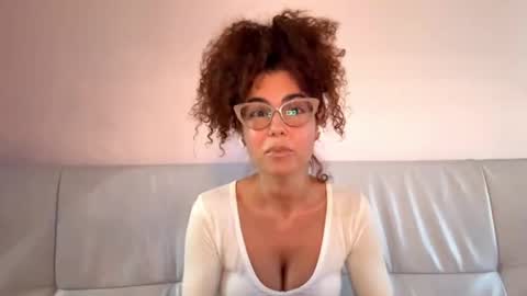 Snapshot of bethelvantassell chatting on 04.07.26 Bella online show from 04.07.26