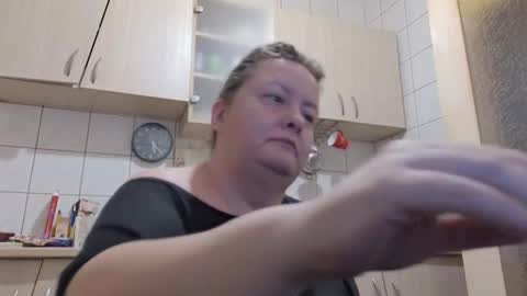 Snapshot of bethnorth chatting on 10.10.25 bethnorth online show from 10.10.25