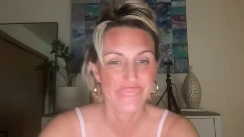 Snapshot of betterconvobesttime chatting on 11.25.25 Best Time and Even better Convo online show from 11.25.25